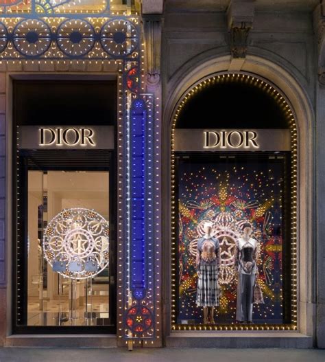 vetrine negozi dior|Natale 2020, le vetrine per le feste più belle .